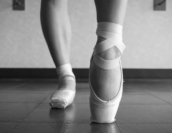 Черно Белая Версия Крупный План Балетного Танца Балерины Разогревающая Ноги — стоковое фото