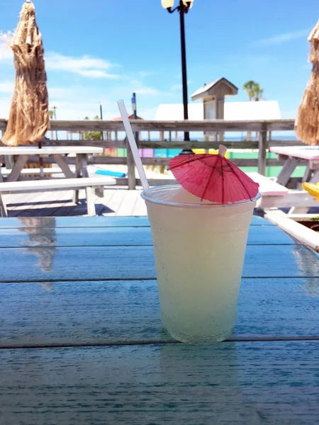 ビーチで美味しい冷たい冷凍レモネード飲み物 — ストック写真