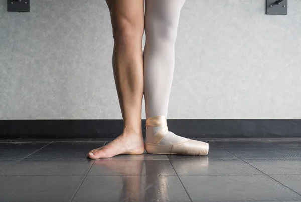 Дві Сторони Балерини Одна Нога Балеті Взута Одній Нозі Одна Стокова Картинка