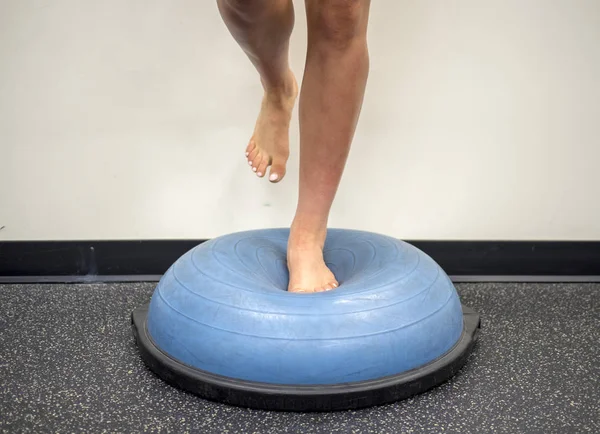 Denge ve mukavemet eğitimi için bir bosu topu tek bacak dengesi 