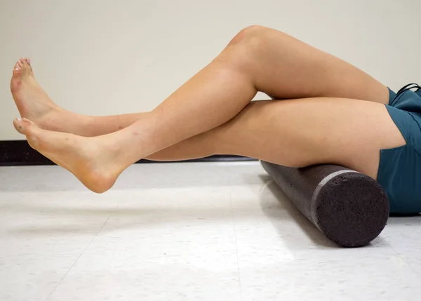 Varsity Athlete Using Foam Roller Release Her Tight Muscles — Stock Photo, Image