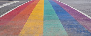 Şehir merkezinde Pride Rainbow kaldırım Crosswalk 