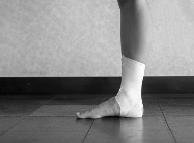 Burkulan ayak bileği bantlanmış 