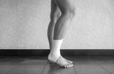 Ağır ayı mücadele bir burkulan ayak bileği ile Atlet siyah ve beyaz versiyonu