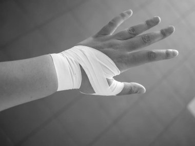 Bantlı başparmak ile Atlet siyah ve beyaz versiyonu 