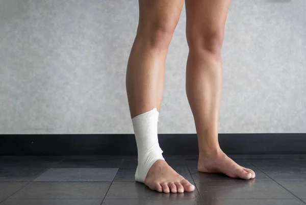 Atleta Com Trabalho Fita Tornozelo Lesionado — Fotografia de Stock