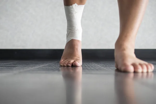 Atleet Wandelen Voorwaarts Met Een Enkelletsel Enkel Tape Baan — Stockfoto