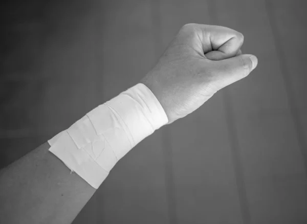 手首テープの仕事で拳を作るの白黒バージョン — ストック写真