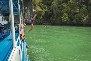 Kız bir tekne Tayland suya atlama