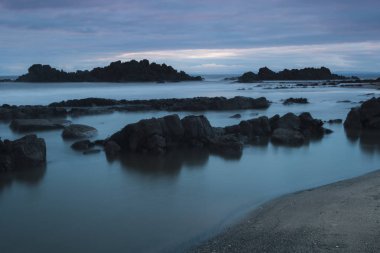 Huysuz bir mistik deniz manzarası oluşturma suda taş uzun pozlama
