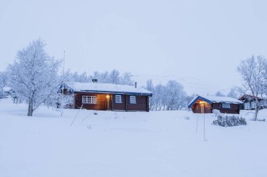 Kış giriş Kabin tarafından soğuk bir manzara çevrili Norveç'te karda