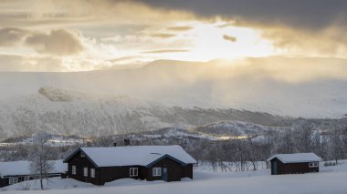 Kış giriş Kabin tarafından soğuk bir manzara çevrili Norveç'te karda