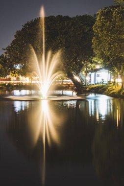 Hendek gece insan resmi, Chiang Mai Çeşme
