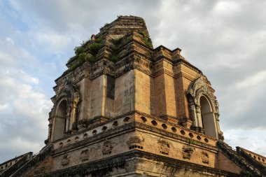 Wat Chedi Luang tapınakta Old City, günbatımı, Tayland, Chiang Mai