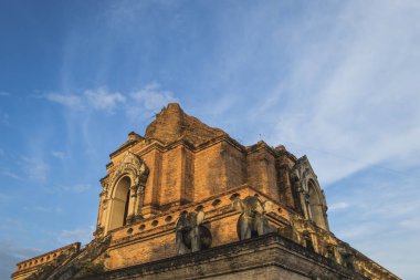 Wat Chedi Luang tapınakta Chiang Mai uzun pozlama, Tayland