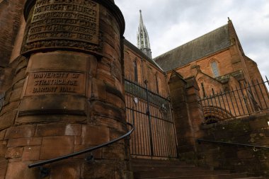 Strathclyde Üniversitesi Barony Hall Parish Church of Scotland, kırmızı bina