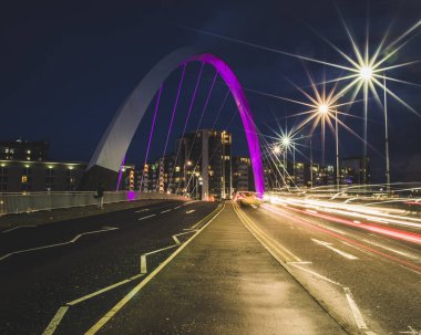 Glasgow, İskoçya'da Clyde Arc Squinty Köprüsü aracılığıyla ışık yollar