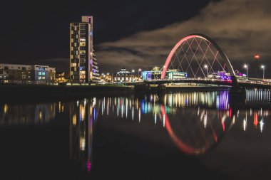 Clyde ark ve gece, Glasgow İskoçya ışık yansımaları
