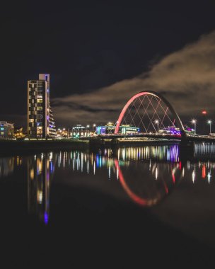Clyde ark ve gece, Glasgow İskoçya ışık yansımaları