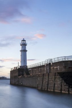 Newhaven deniz feneri günbatımı Edinburgh, İskoçya'da