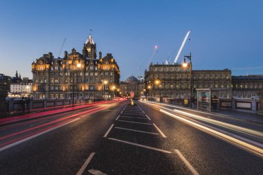 Edinburgh, İskoçya'da Balmoral doğru Kuzey Köprüsü üzerinde ışık yollar