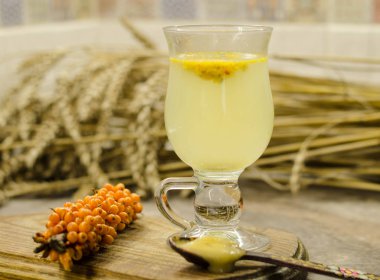 Deniz topalak, bal ve turuncu ev mutfakta sıcak bitkisel şifalı çay