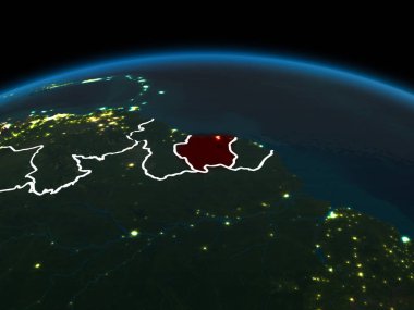 Uzay yörüngeye görünümünü Surinam görünür ülke sınırları ve şehir ışıkları ile gece Planet Earth Kırmızı vurgulanır. 3D çizim. Nasa tarafından döşenmiş bu görüntü unsurları.