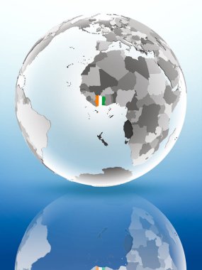 Fildişi Sahili bayrağı parlak yüzeye yansıtan dünya üzerinde. 3D çizim.