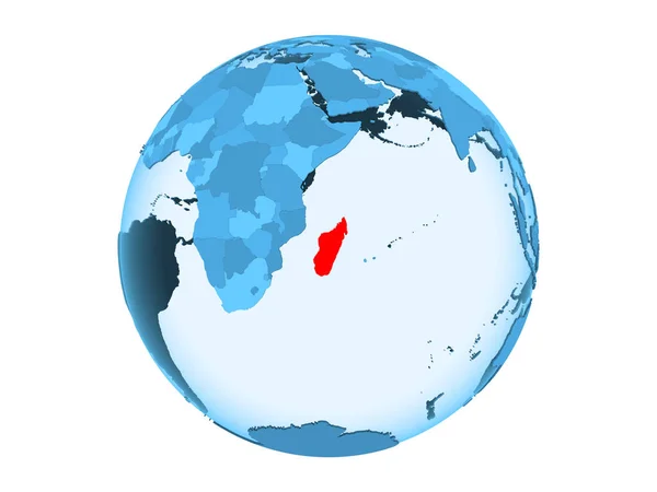 马达加斯加以红色在蓝色的政治地球上突出显示了透明的海洋 在白色背景上隔离的插图 — 图库照片