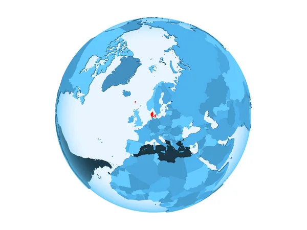 デンマークは 透明な海と青い政治世界の赤で強調表示されます 白い背景で隔離の — ストック写真