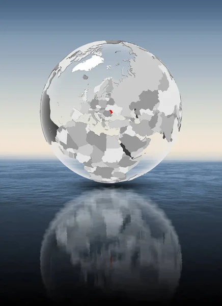 摩尔多瓦以红色的透明地球仪漂浮在水面之上 — 图库照片