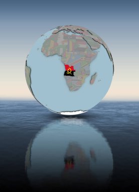 Angola Ulusal bayrağını su yüzeyi üzerinde küre ile. 3D çizim.