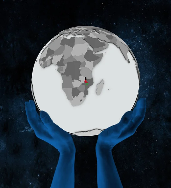 Malawi Avec Drapeau Sur Globe Dans Les Mains Dans Espace — Photo