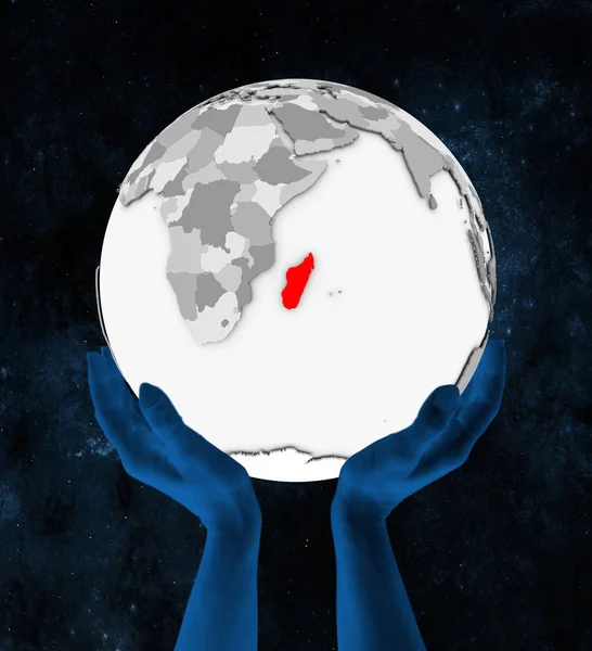 Uzayda Elinde Madagaskar Içinde Kırmızı Beyaz Küre Üzerinde Tutulan Çizim — Stok fotoğraf
