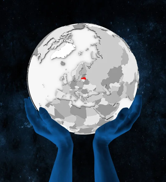 Uzayda Elinde Letonya Içinde Kırmızı Beyaz Küre Üzerinde Tutulan Çizim — Stok fotoğraf
