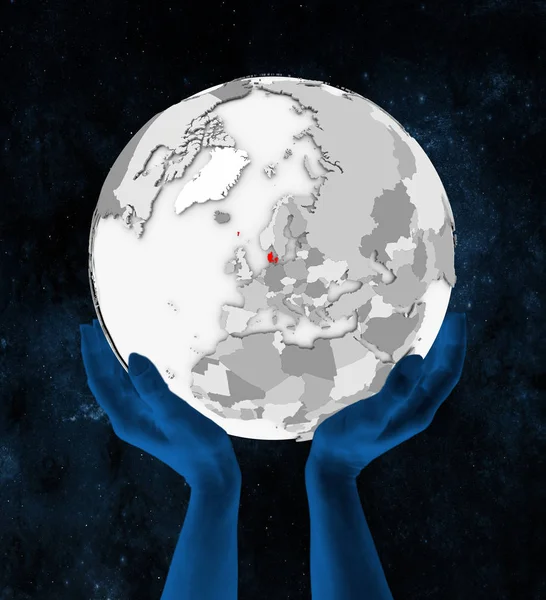 Uzayda Elinde Danimarka Içinde Kırmızı Beyaz Küre Üzerinde Tutulan Çizim — Stok fotoğraf