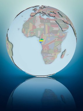 Gabon parlak yüzeye yansıtan dünya üzerinde ulusal bayrak ile. 3D çizim.