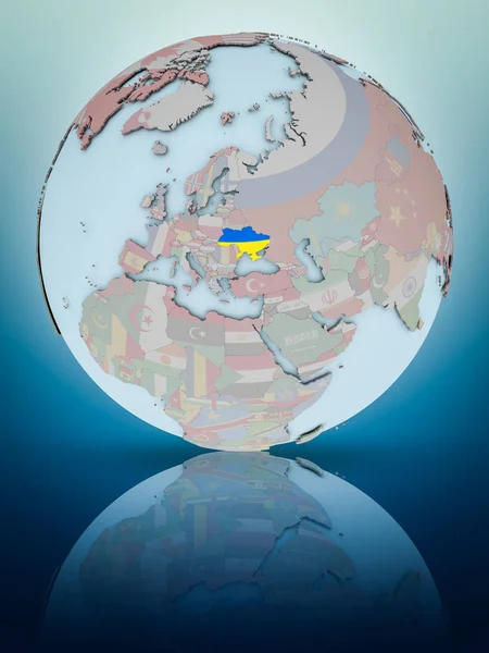 Ucraina Con Bandiera Nazionale Sul Globo Riflettendo Sulla Superficie Lucida — Foto Stock