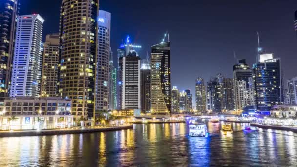 Natt Timelapse Dubai Marina Med Skyskrapor Och Part Båtar Kanalerna — Stockvideo