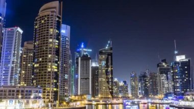 Timelapse Dubai Marina ile uğultu gece hayatı, gece parti tekneler ve modern gökdelenler