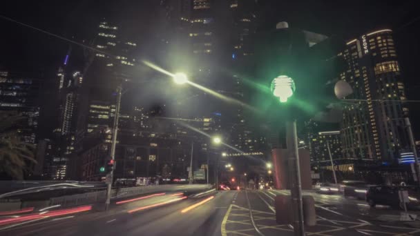 Tráfico Nocturno Con Semáforo Melbourne Australia — Vídeos de Stock