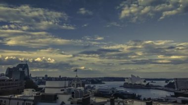 Fırtınalı bulutlar kadar bina Sydney en ikonik yapılarıyla şehir genelinde süpürme akşam ve ağır yağmur ile Timelapse.