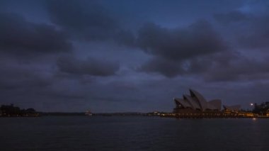 Sabah erken saatte limana yelken lüks cruise Dawn'la sırasında Sydney Opera Binası Timelapse gemi.