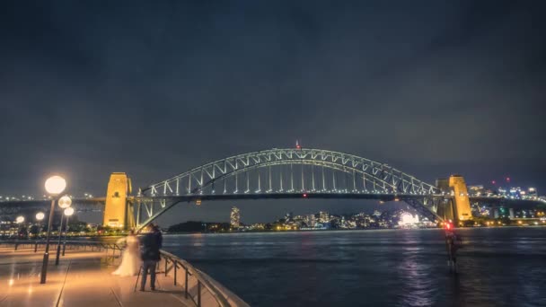 在夜间经过宏伟的悉尼海港大桥 在进出海港的大桥下有大量的渡轮交通 — 图库视频影像