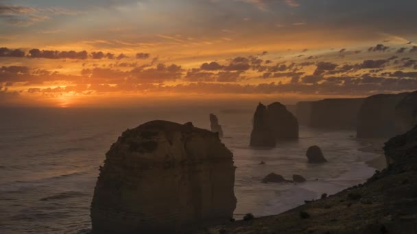 澳大利亚维多利亚州大洋路十二使徒欣赏壮观的日落时光 全澳大利亚最热门的旅游景点之一 也是大洋路的标志性景观 — 图库视频影像