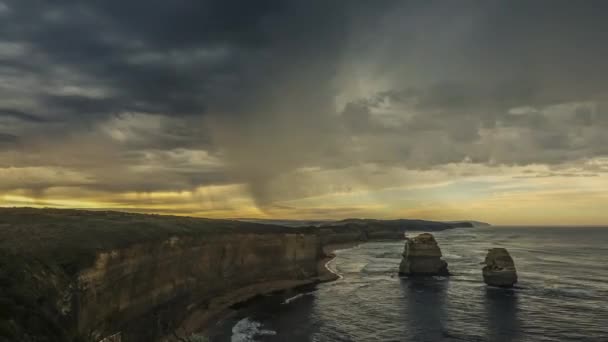 十二使徒 ビクトリア オーストラリアのグレートオー シャン ロードの主要な観光名所の近くのオーストラリアの海岸の激しい雨と嵐の雲のタイムラプス — ストック動画