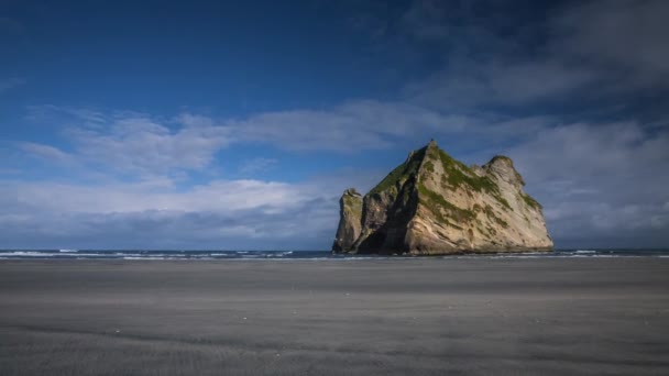 Bella Spiaggia Sabbiosa Wharariki Nuova Zelanda Con Spettacolare Roccia Torreggiante — Video Stock