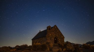 Geceleri Yeni Zelanda Good Shepherd ikonik kilise arkasından yükselen Moon. Timelapse video.
