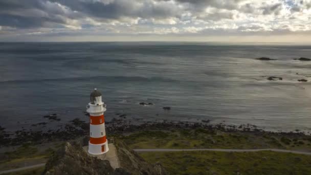 时光流逝的视频美丽的帕莱塞尔角灯塔在新西兰 快速的云量和水的波纹是由强风引起的 漂亮的夜光 — 图库视频影像