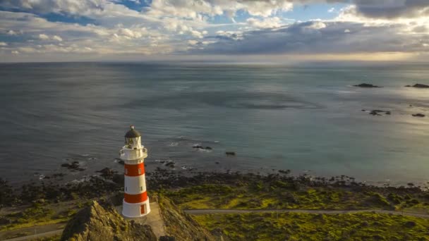 美丽的托盘角灯塔在新西兰 在傍晚光线良好的灯光下拍摄的视频 由不断出现的强风引起的云和水的波纹 — 图库视频影像